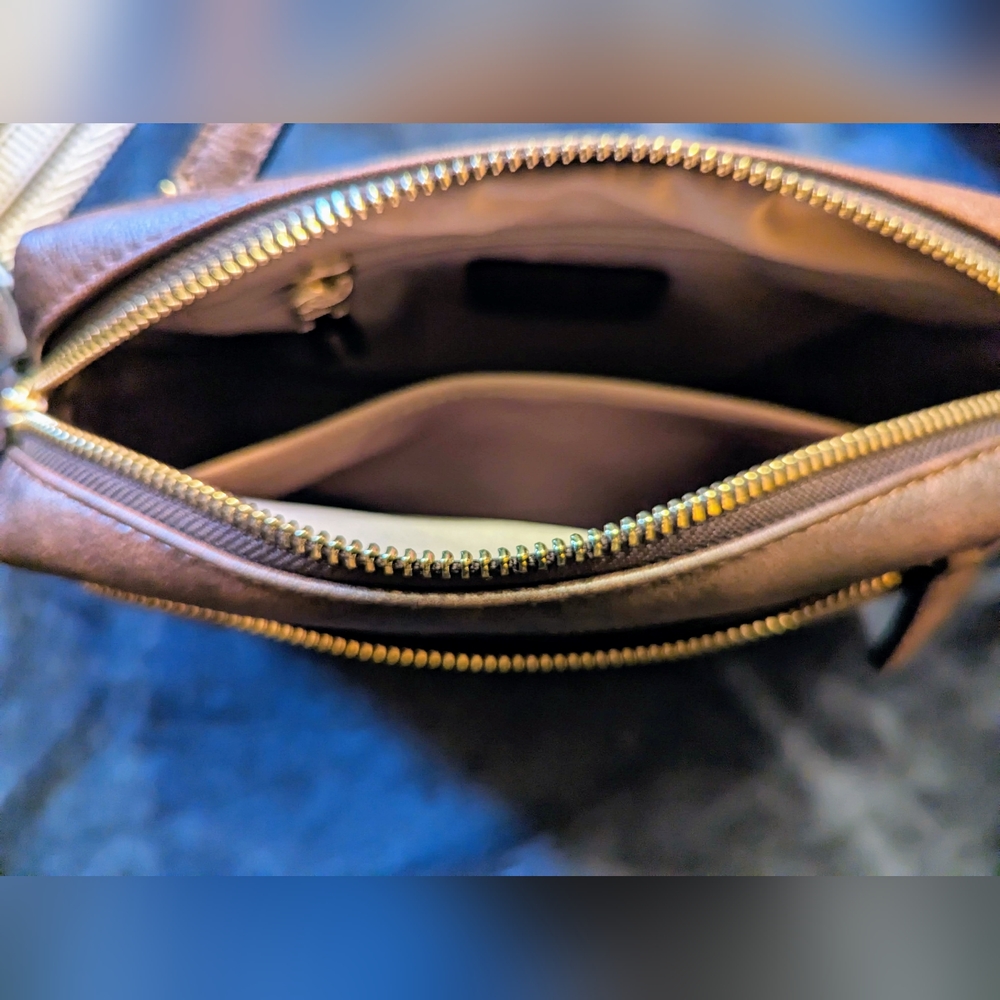 Everyday/Travel crossbody bag - BNWOT - Picture 3 of 7